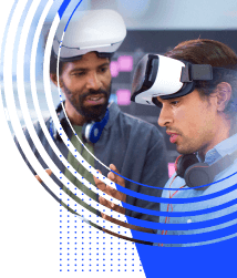 Dos trabajadores con gafas de realidad virtual y headphones en el cuello